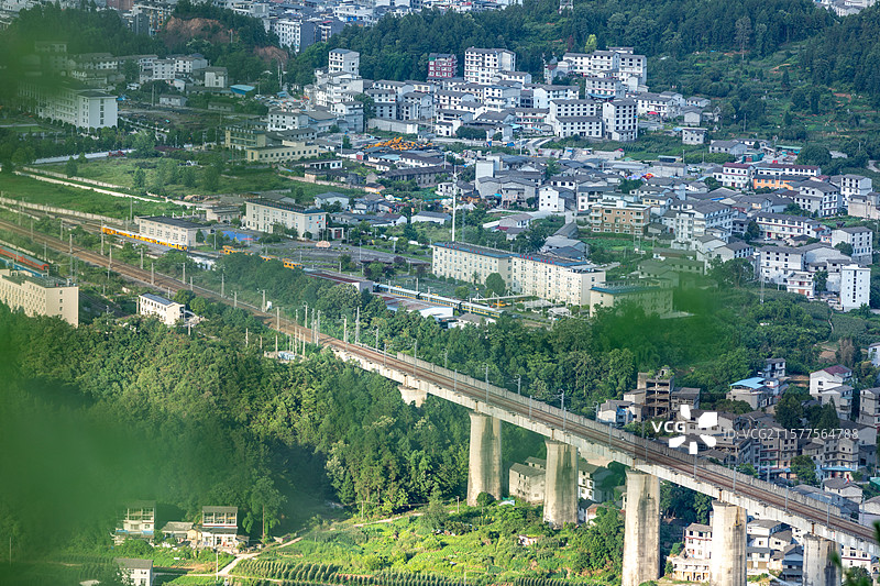 一条铁轨穿过城市图片素材