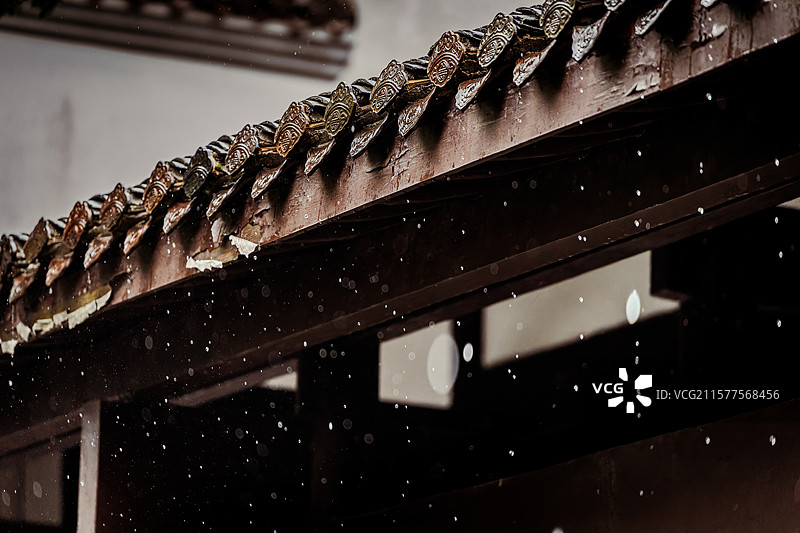 传统建筑屋檐雨滴图片素材