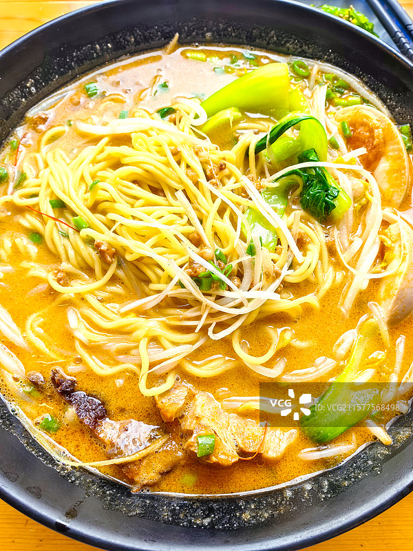 日式激辣豚骨叉烧拉面美食特写图片素材