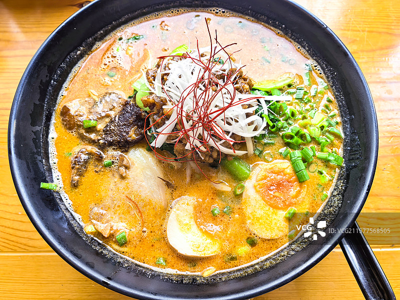 日式激辣豚骨叉烧拉面美食特写图片素材