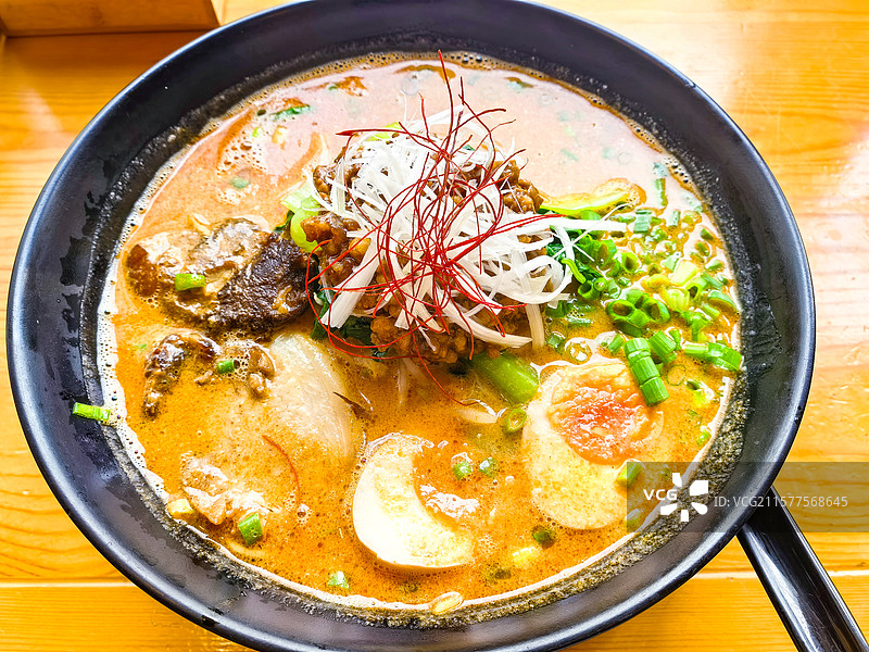 日式激辣豚骨叉烧拉面美食特写图片素材