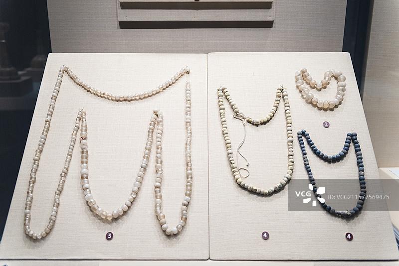 玻璃串珠、白玉串珠、串珠、玉璜 北齐时期 太原市王郭村娄睿村出土 太原博物馆 锦绣太原历史文化展图片素材