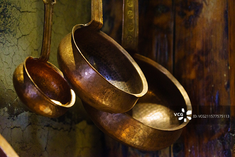 中国新疆厨房铜制餐具图片素材