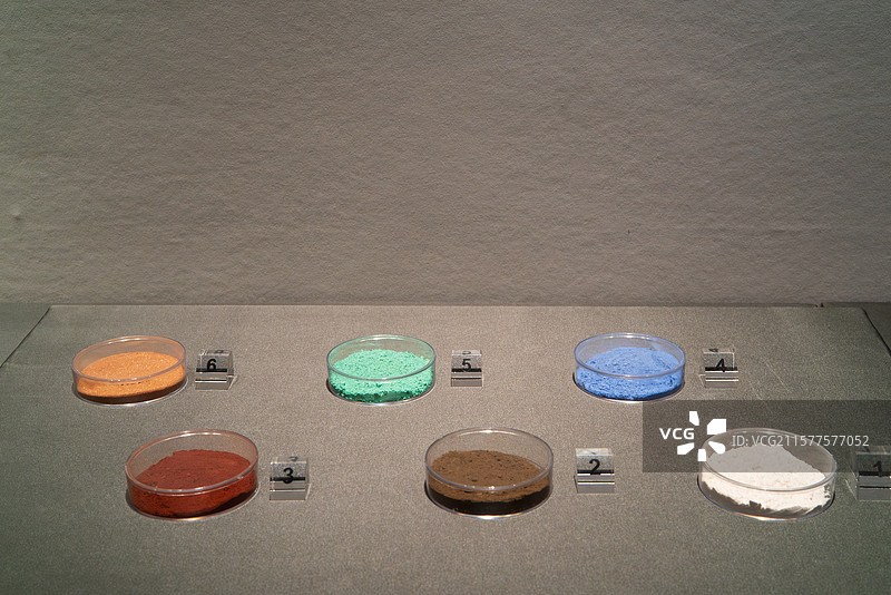 展示台上的多种彩色粉末样本图片素材