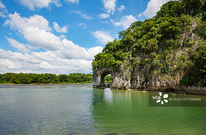 夏日晴空桂林象鼻山图片素材