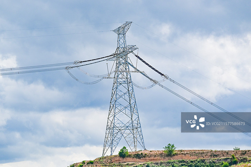 蓝天白云下的输电塔图片素材