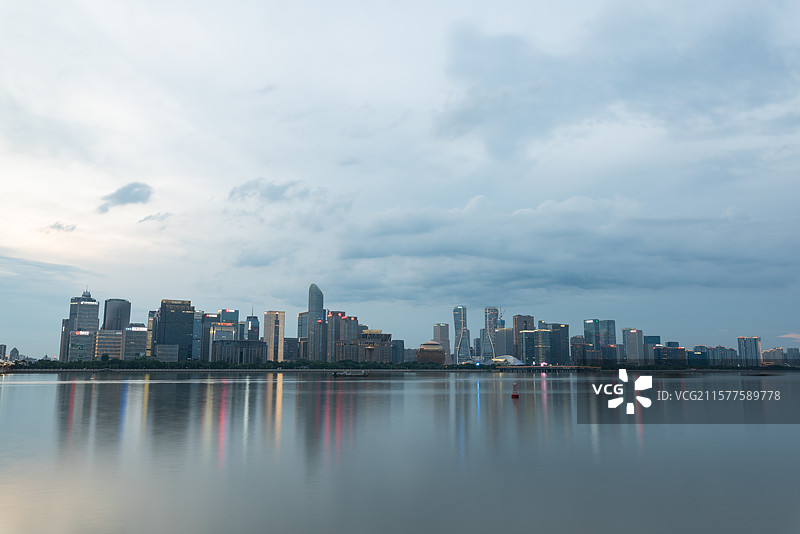 浙江杭州钱塘江日落雨雾天长时间曝光风景图片素材