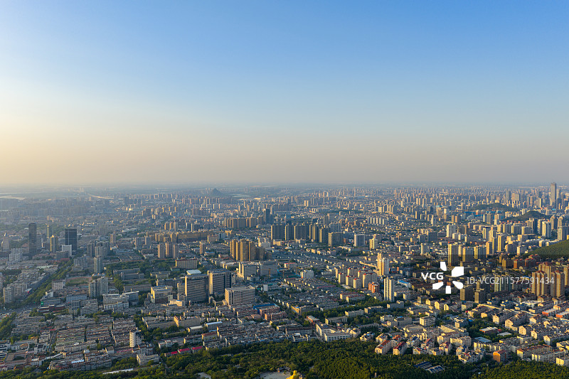 航拍济南千佛山日落夕阳晚霞远眺高新区CBD绿地中心图片素材