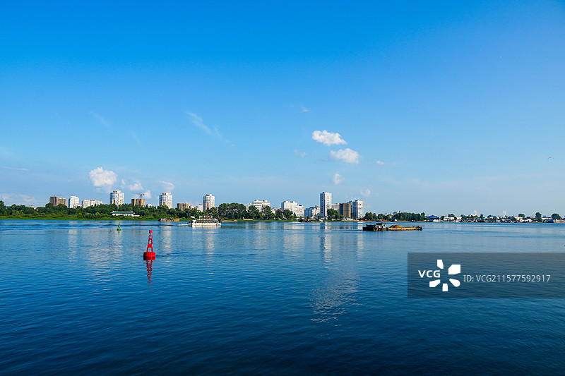 辽宁省丹东市，在鸭绿江游船上远眺对岸的朝鲜新义州城市风光图片素材