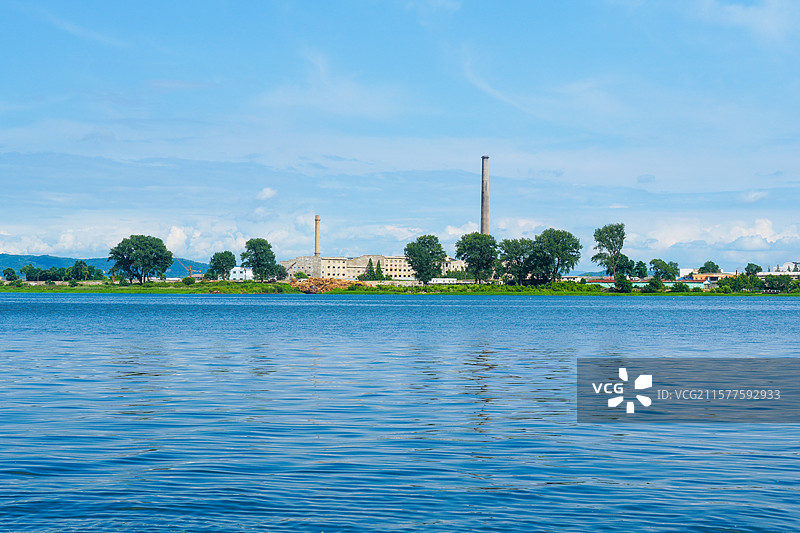 辽宁省丹东市，在鸭绿江游船上远眺对岸的朝鲜新义州城市风光图片素材