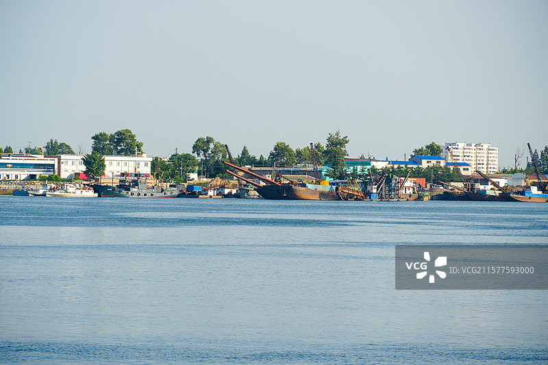 辽宁省丹东市，在鸭绿江游船上远眺对岸的朝鲜新义州城市风光图片素材