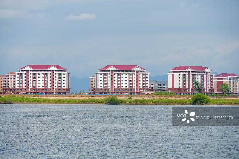 辽宁省丹东市，在鸭绿江游船上远眺对岸的朝鲜新义州城市风光图片素材