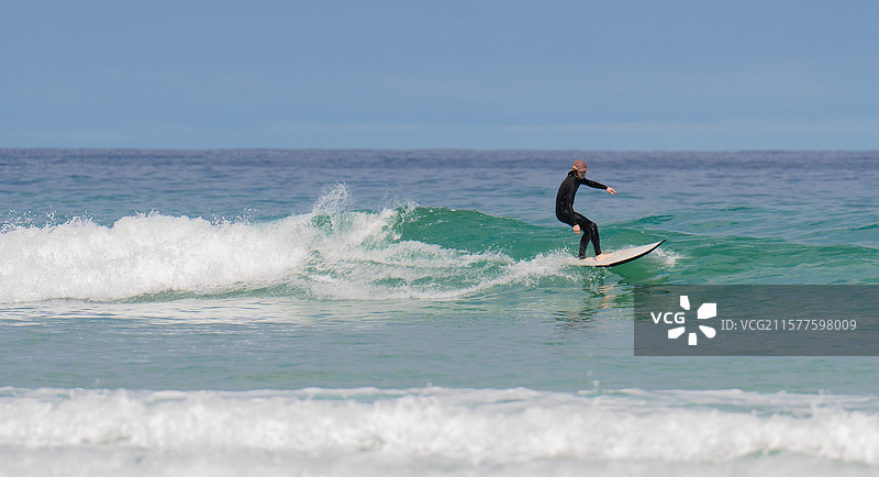 在海上冲浪的人图片素材
