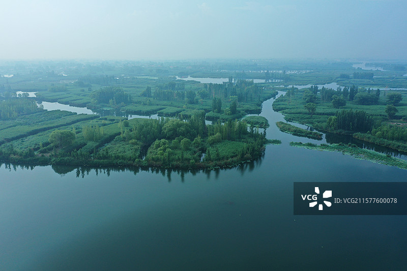 鹭岛小镇温泉城，碧水横流映君楼 鸟语欢歌蛙声起，鱼游莲动送香风 世外桃源凉意生，舟船鸬鹚天边篷图片素材
