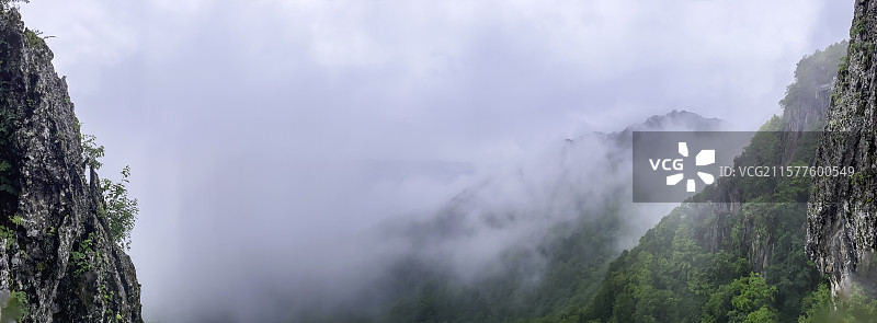 陕西岚皋县南宫山云雾袅绕图片素材