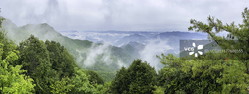 陕西岚皋县南宫山云雾袅绕图片素材