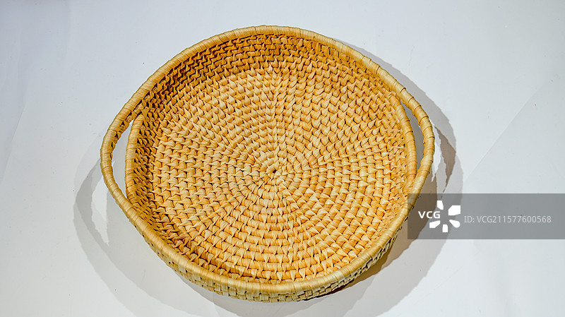 藤编草编手工编织篮子图片素材