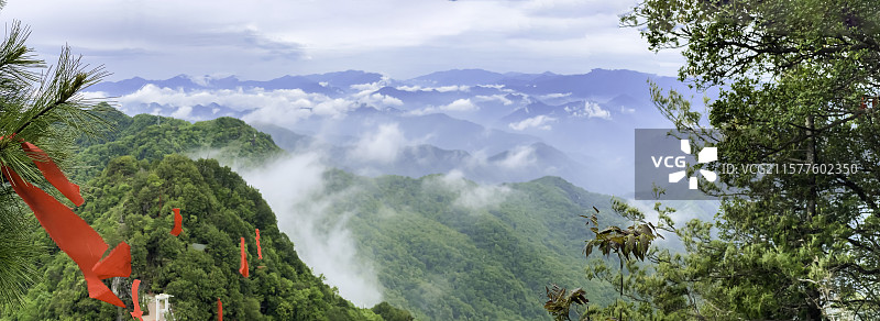 陕西岚皋县南宫山俯瞰群山云雾飘渺图片素材