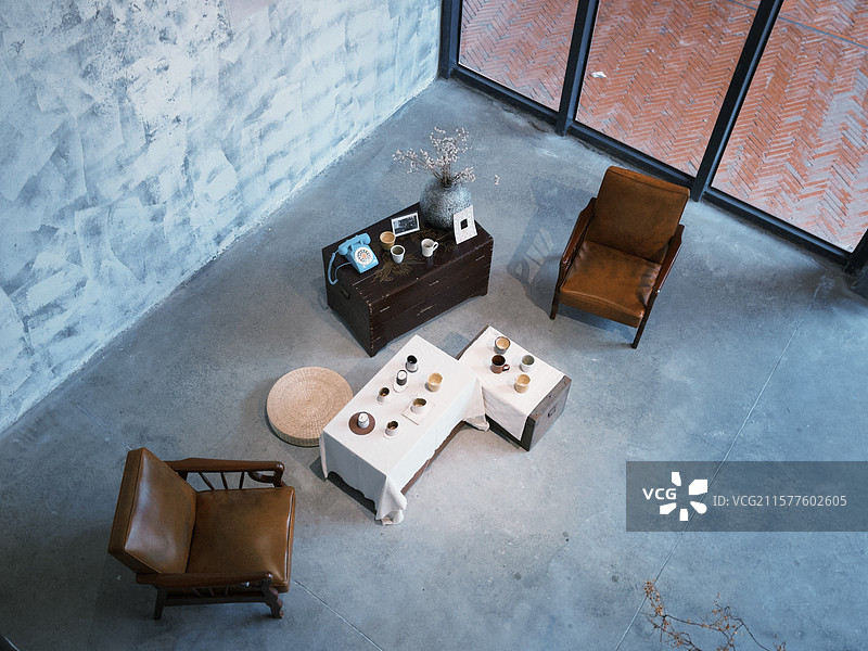 回声:杯器邀请展，室内休闲区桌椅茶具布置图片素材