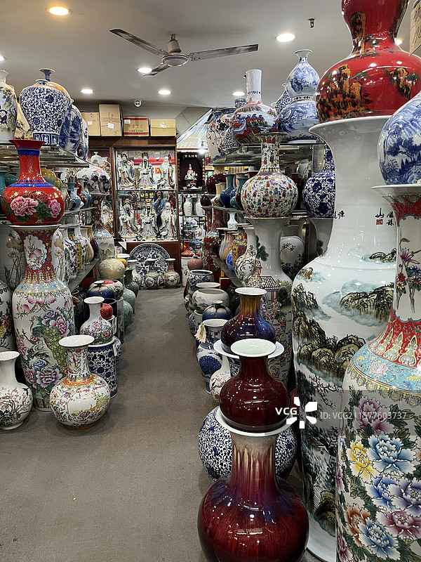 石湾公仔街，琳琅满目的瓷器、花瓶、餐具、茶具图片素材