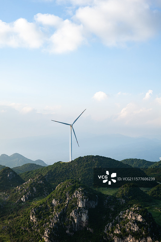 贵州高原山顶的风力发电图片素材