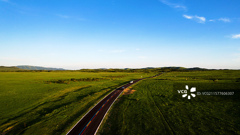 内蒙古草原上的99号旅游景观公路图片素材
