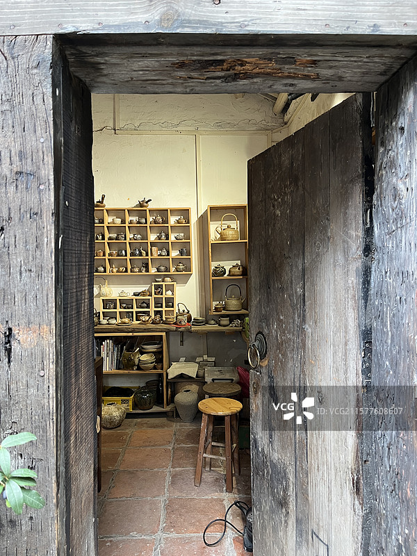 南风古灶，古旧木门内的茶具陈列室图片素材