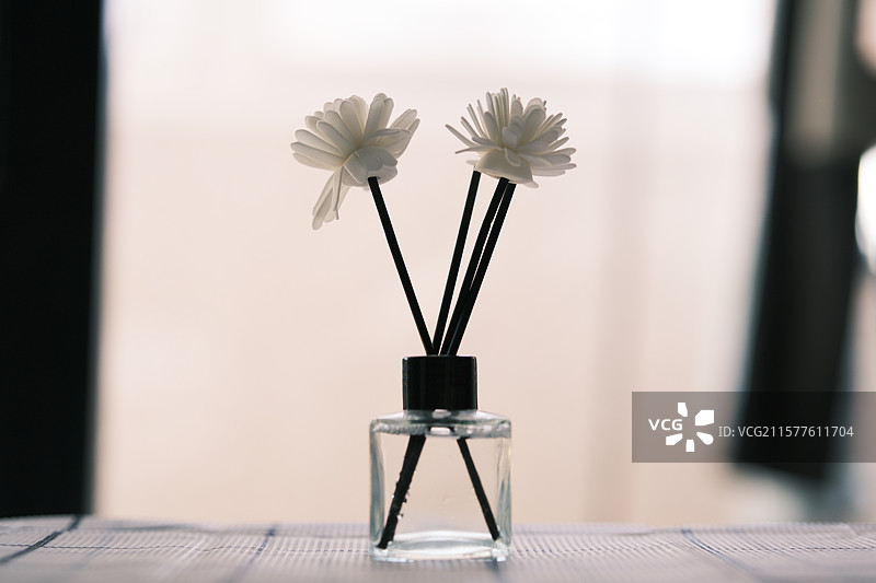 室内香薰装置：玻璃瓶与花朵挥发棒图片素材