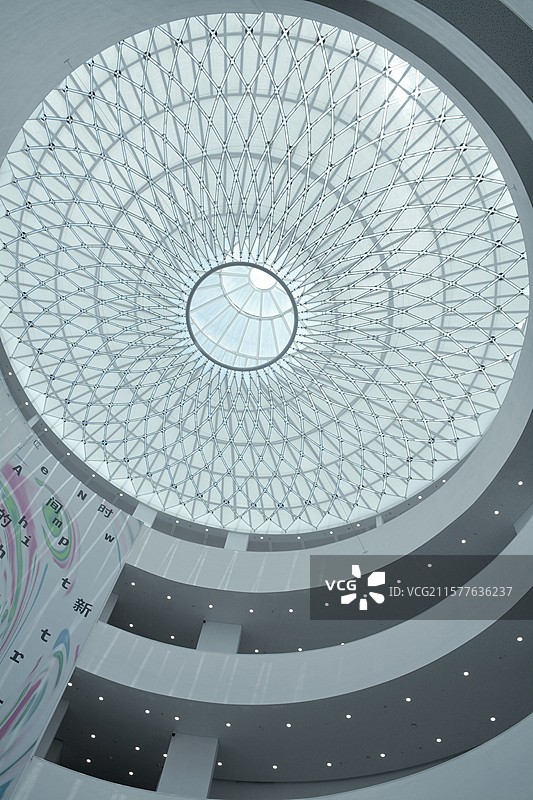 广州艺术馆在夏至中午12：20太阳光线由天窗直接照射到钢琴上的光影变化图片素材