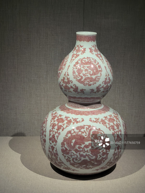 天地大观展 釉里红团龙纹葫芦瓶图片素材