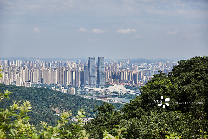 从湖南省长沙市岳麓山顶眺望长沙城市风光都市风景城市天际线梅溪湖国际文化艺术中心金茂广场双子塔图片素材
