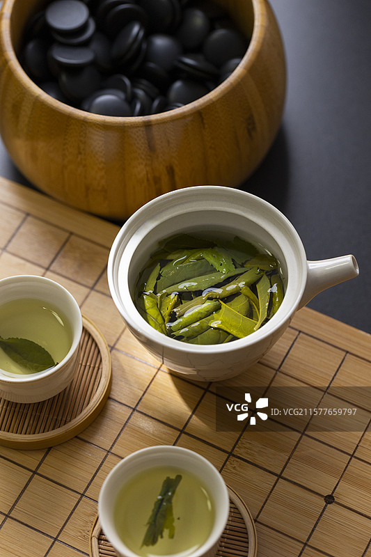 围棋棋盘上的六安瓜片茶图片素材