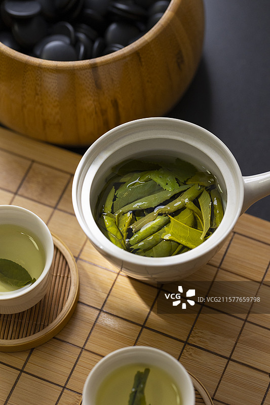 围棋棋盘上的六安瓜片茶图片素材