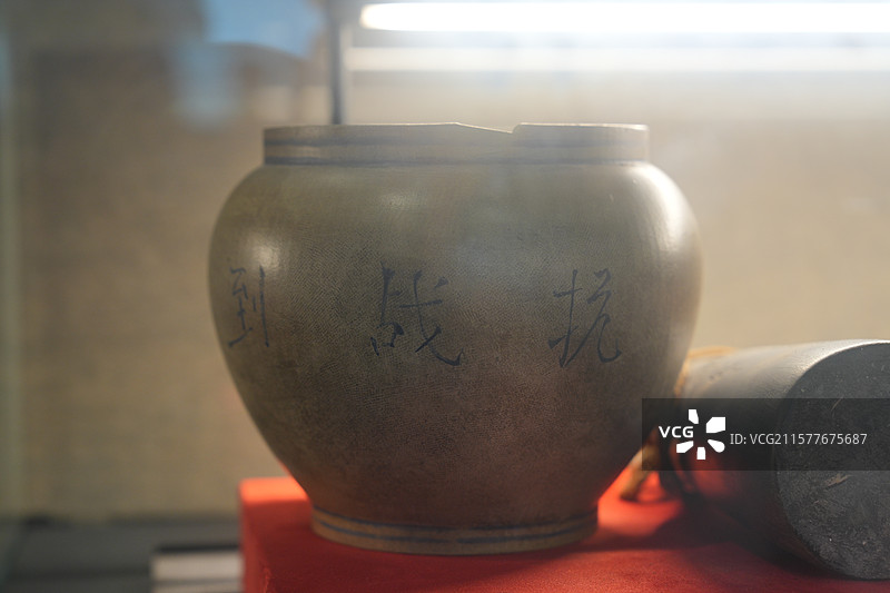 重庆大轰炸期间写着“抗战到底”四字青花瓷罐图片素材