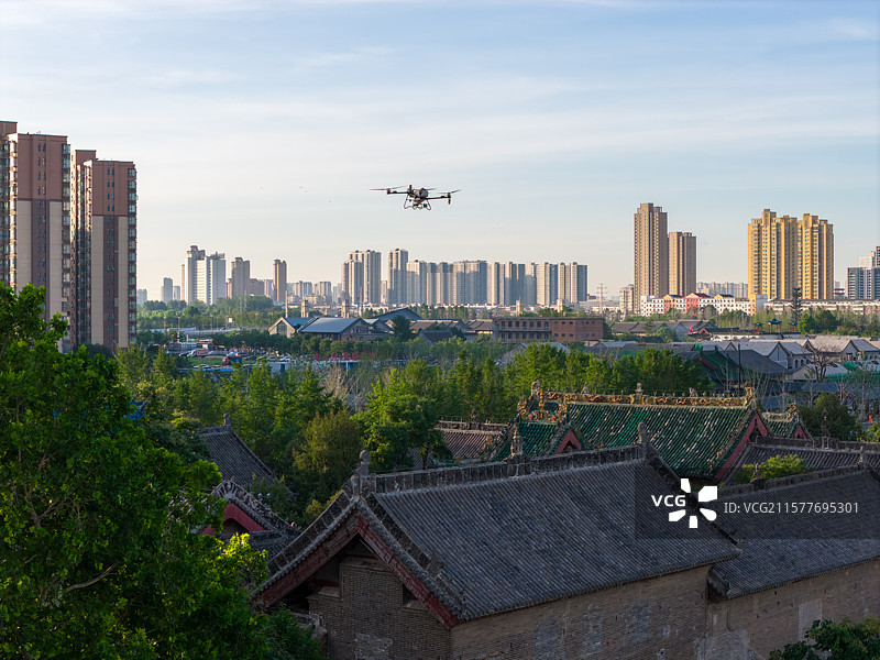 河南周口 关帝庙 古建筑 无人机 喷洒除草剂 无人机除草 作业图片素材