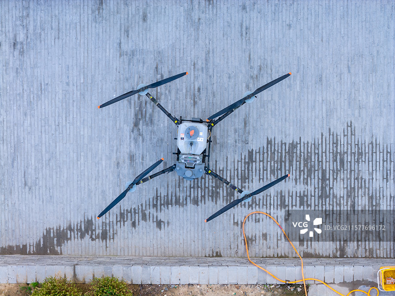 河南周口 关帝庙 古建筑 无人机 喷洒除草剂 无人机除草 作业图片素材