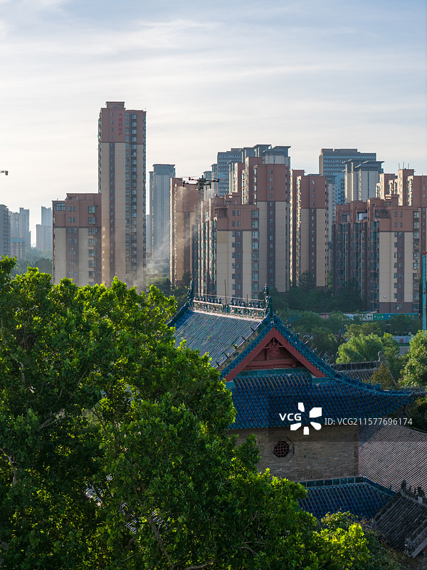 河南周口 关帝庙 古建筑 无人机 喷洒除草剂 无人机除草 作业图片素材