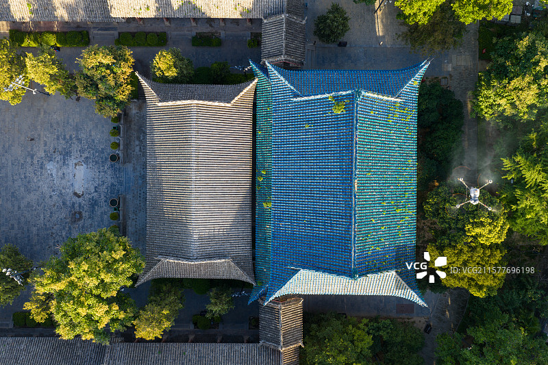 河南周口 关帝庙 古建筑 无人机 喷洒除草剂 无人机除草 作业图片素材