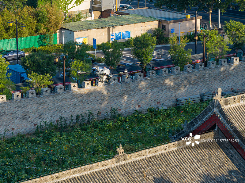 河南周口 关帝庙 古建筑 无人机 喷洒除草剂 无人机除草 作业图片素材