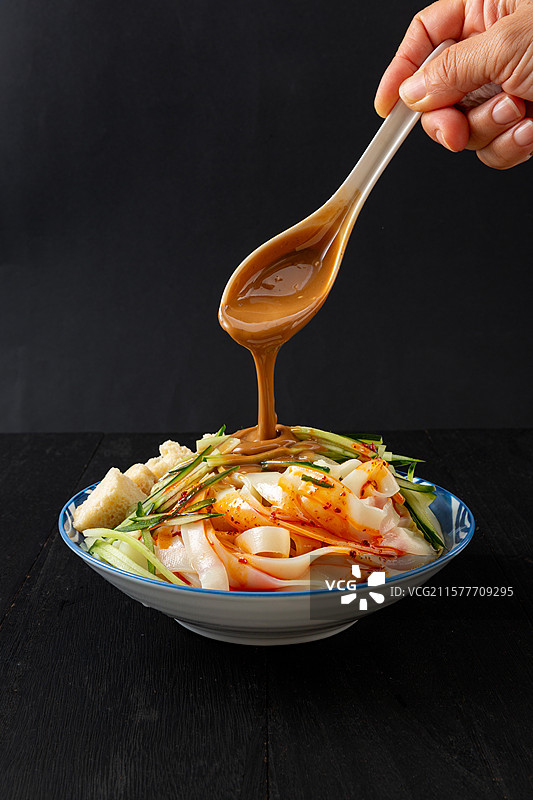 红油麻酱凉皮图片素材