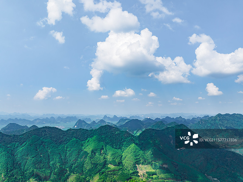 广西柳州柳南区流山镇喀斯特地貌与龙江航拍视角蓝天白云风光图片素材