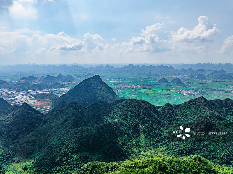 广西柳州柳南区流山镇喀斯特地貌与龙江航拍视角蓝天白云风光图片素材