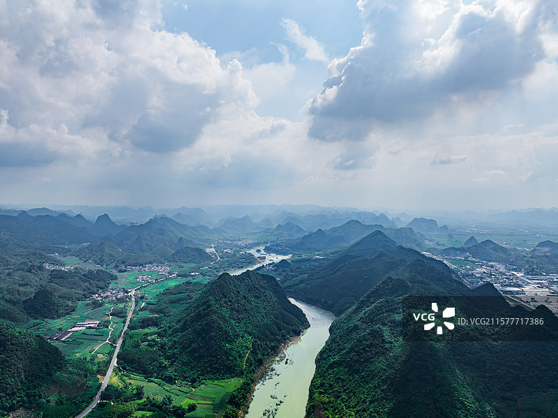广西柳州柳南区流山镇喀斯特地貌与龙江航拍视角蓝天白云风光图片素材