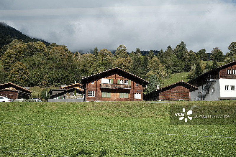 瑞士火车上看到的乡村建筑图片素材