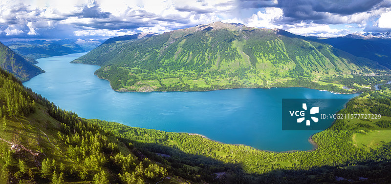 喀纳斯湖全景图，新疆，阿勒泰，布尔津图片素材