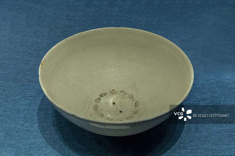 内蒙古包头市博物馆古代史展厅：白釉瓷碗（金，呼和浩特市武川县出土，内蒙古自治区文物考古研究所藏）图片素材