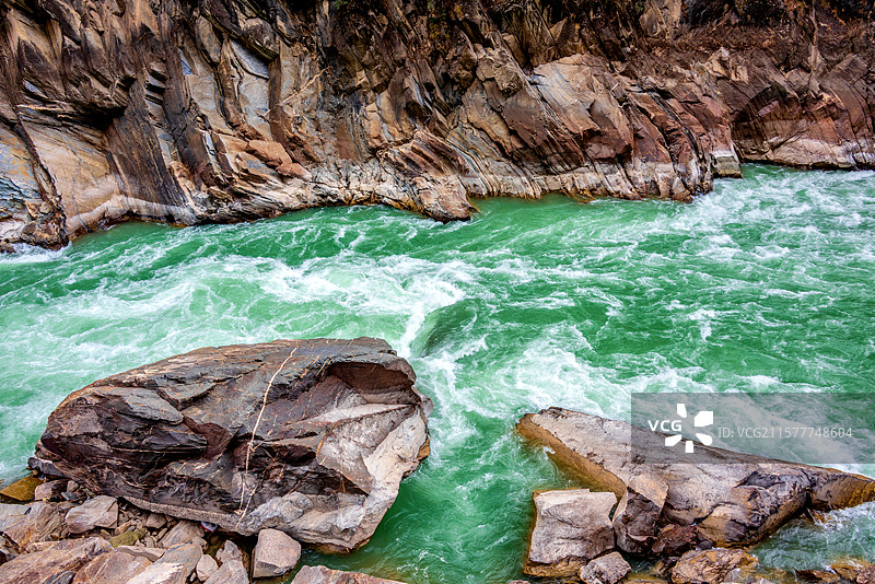 中国云南迪庆香格里拉虎跳峡峡谷风光图片素材