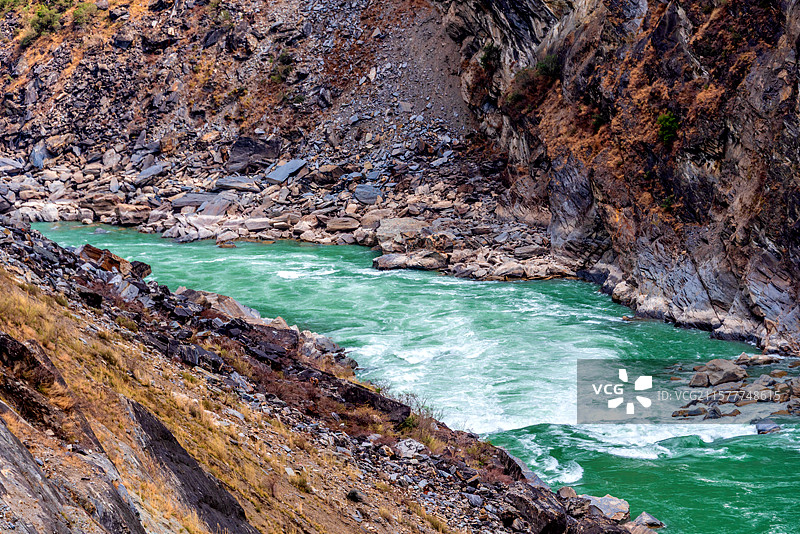 中国云南迪庆香格里拉虎跳峡峡谷风光图片素材