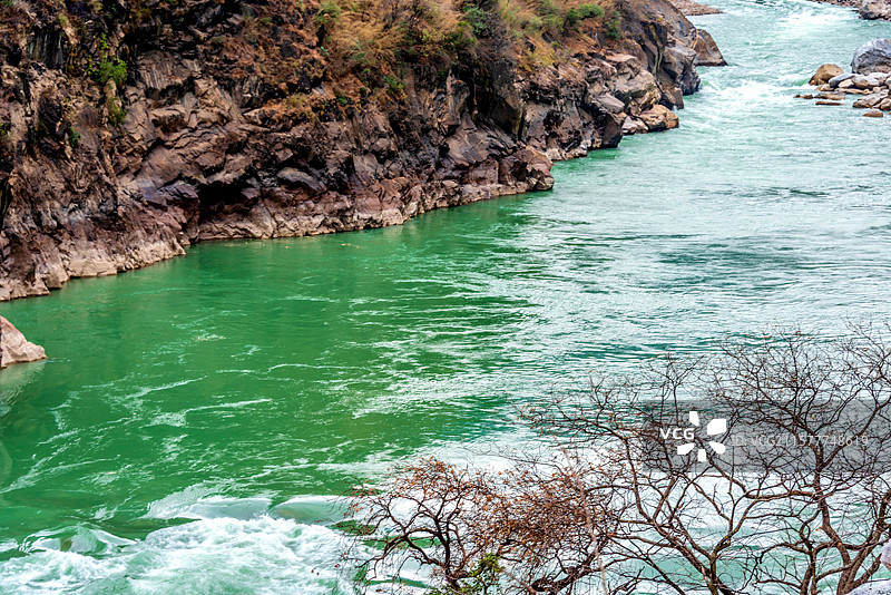 中国云南迪庆香格里拉虎跳峡峡谷风光图片素材