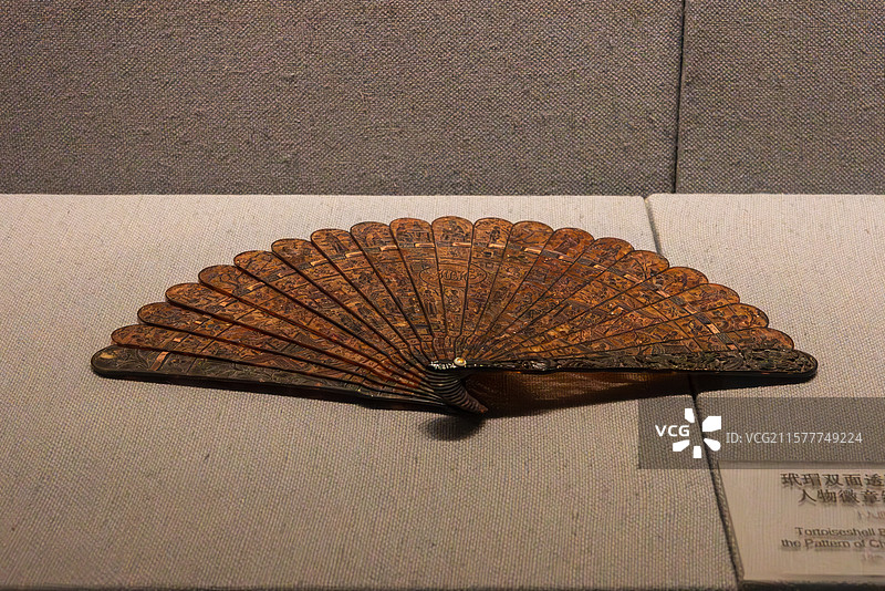 古代折扇展示于博物馆中图片素材